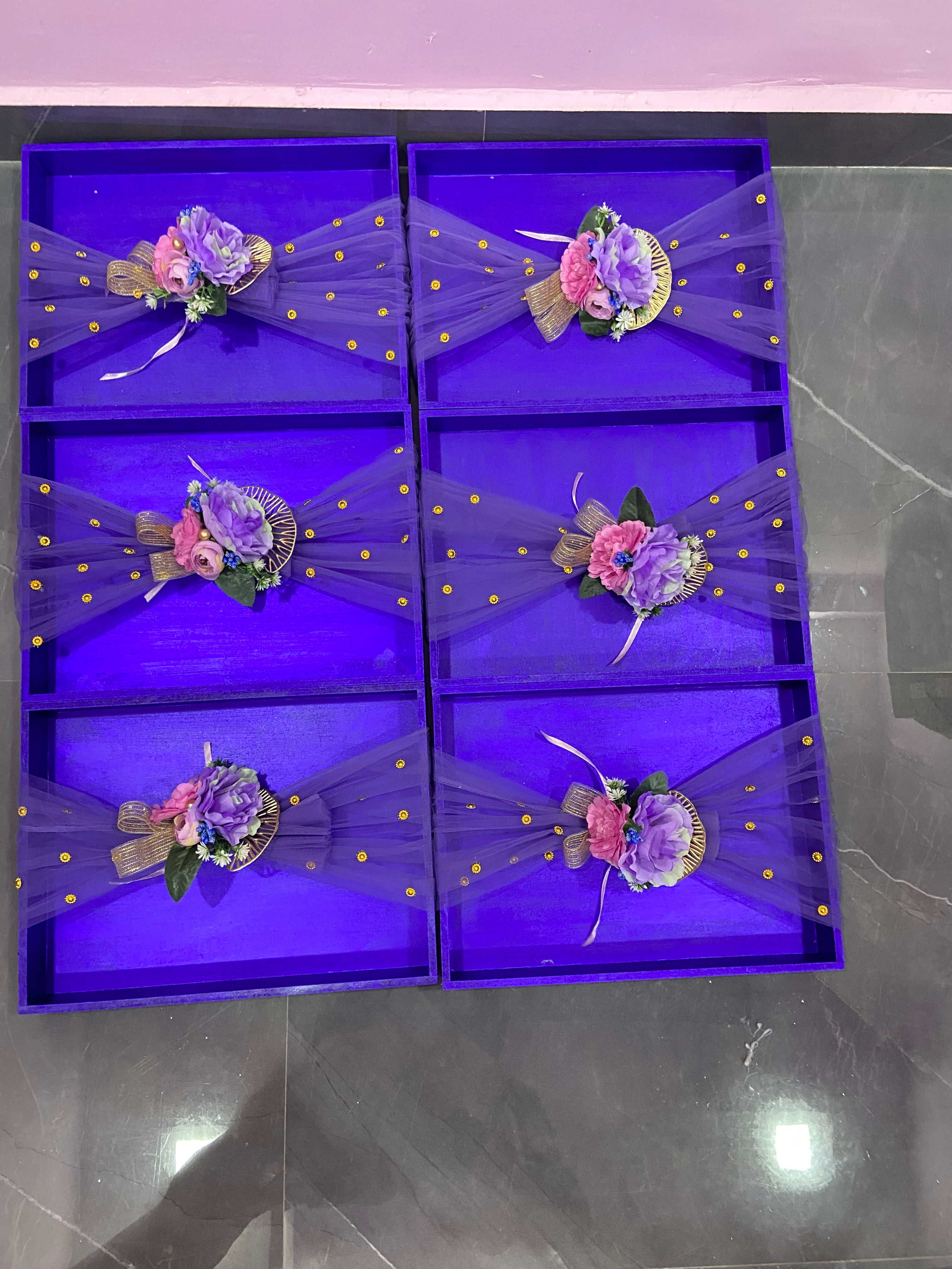 Coloured tray with band